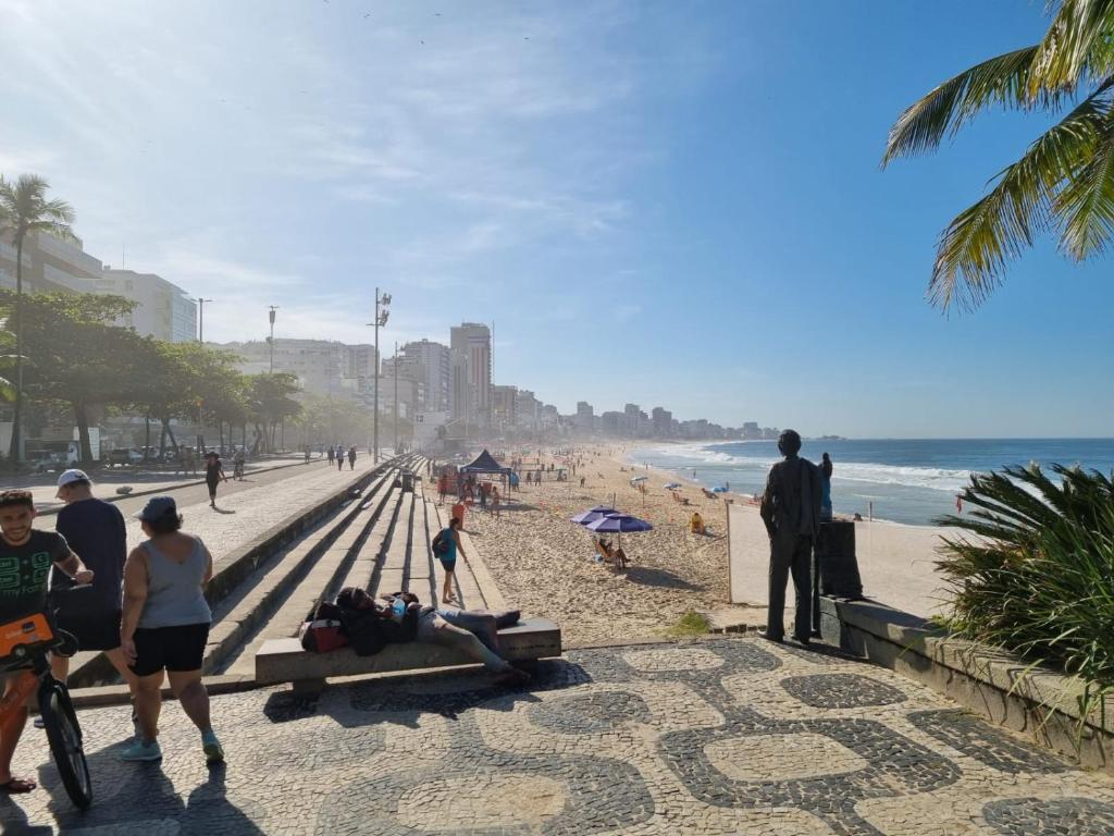 SUÍTE com vista livre e pertíssima das PRAIAS com pré-check-in de meio-dia -chegue bem antes deixe suas coisas no quarto próximo e vá curtir logo cedo IPANEMA LEBLON ARPOADOR COPACABANA E MAIS LINDAS REGIÕES na volta estarão na suíte No Pós-check-out idem