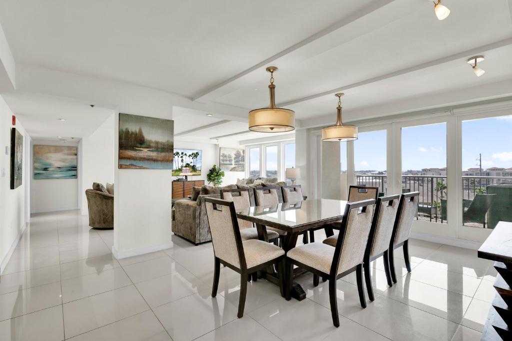 Stunning Bayview! Large condo in beachfront resort with shared pools and jacuzzi