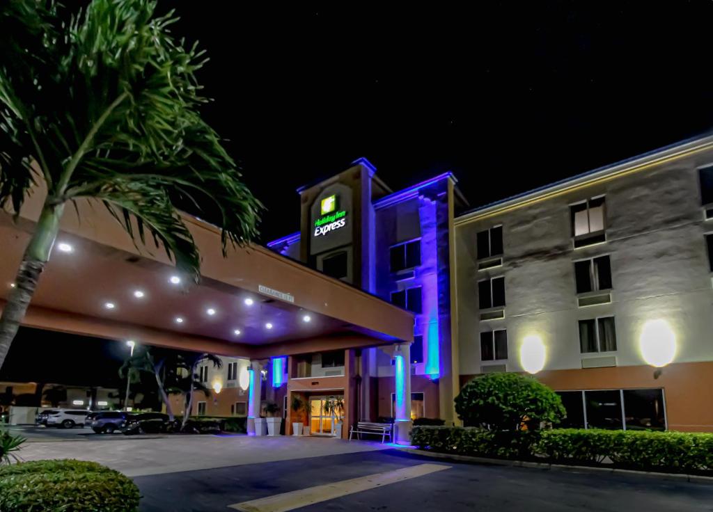 Holiday Inn Express Hotel & Suites Cocoa Beach, an IHG Hotel