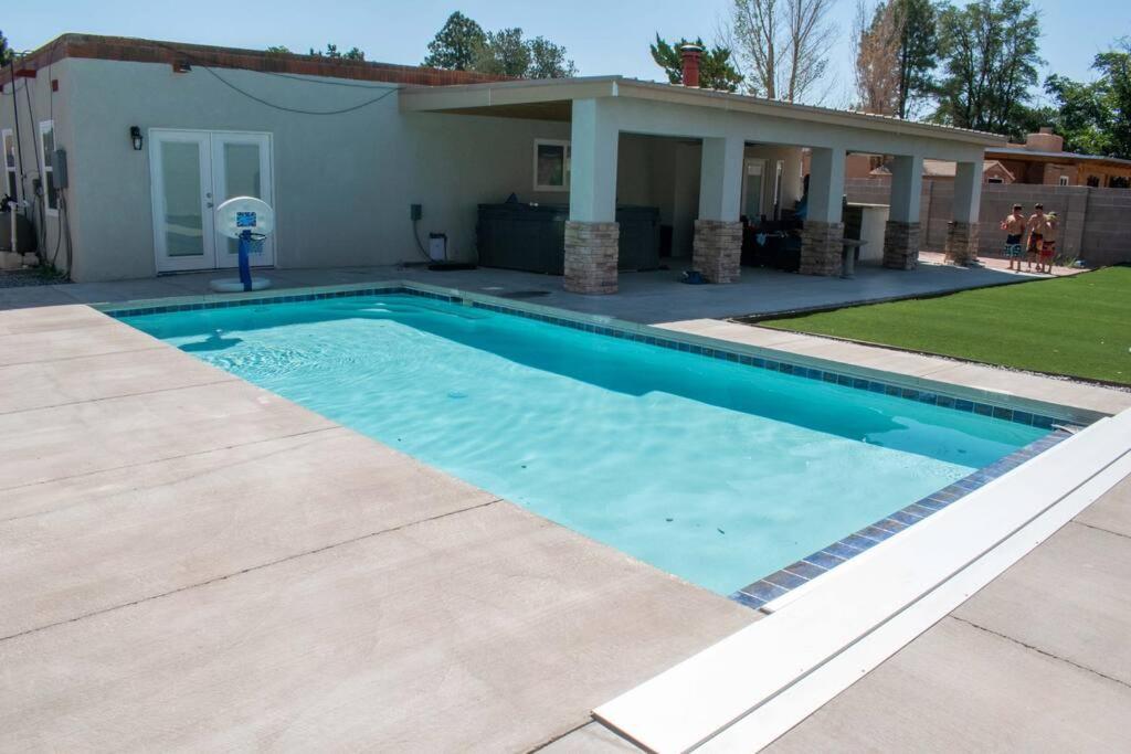 Relaxing 4 Bedroom with Pool and Hot Tub