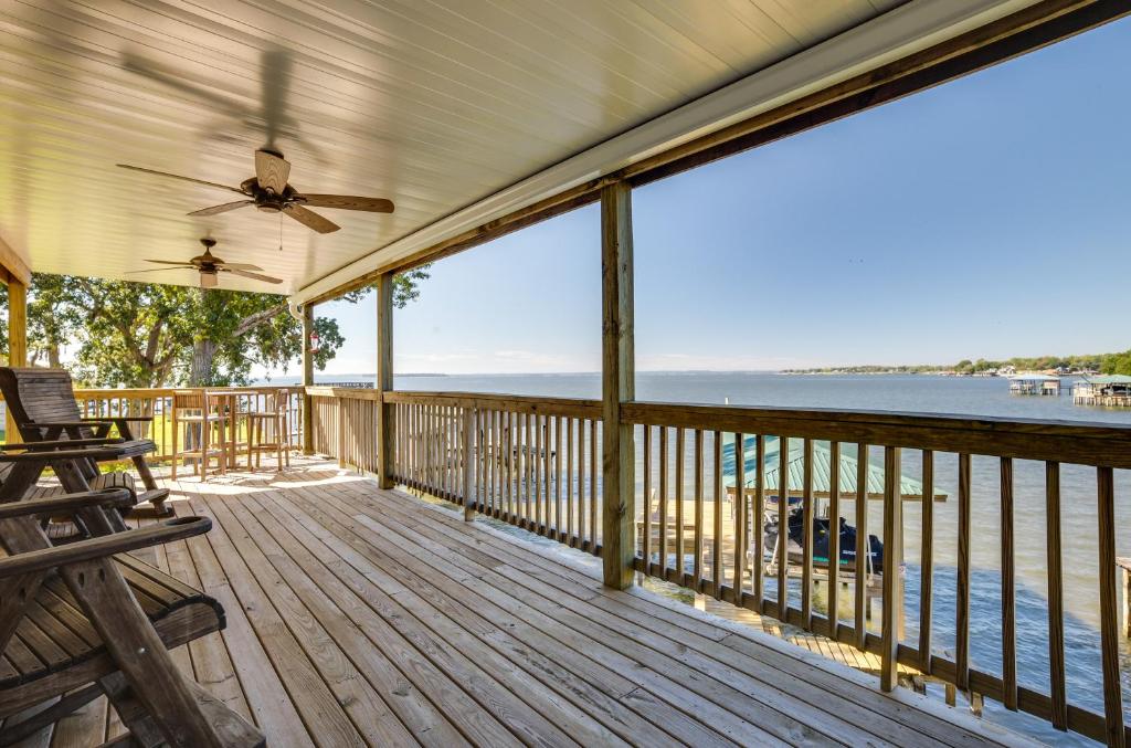 Spacious Lake Livingston Home with Decks and Fire Pit!