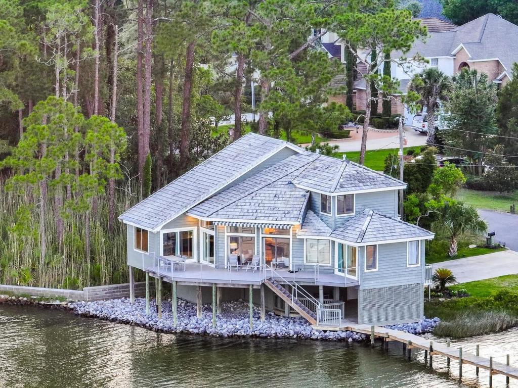 FEATURED ON HGTV'S MY LOTTERY DREAM HOME! Private dock, 15 minute boat ride to Crab Island, 20 minute drive to Destin, Pet Friendly