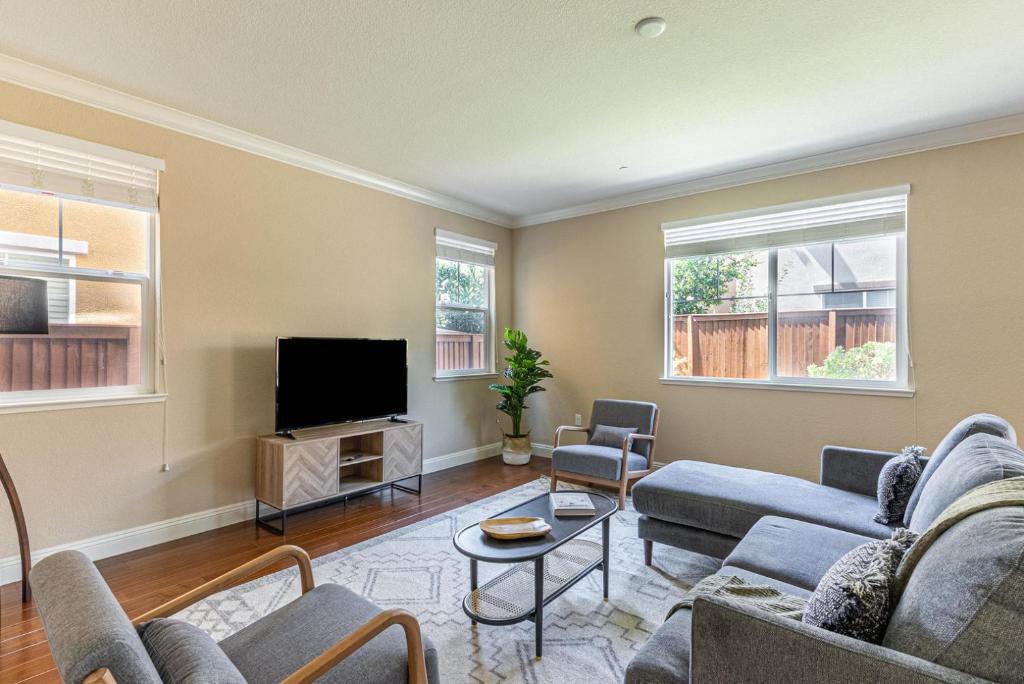 Dublin 5br w backyard groceries playground SFO-1565