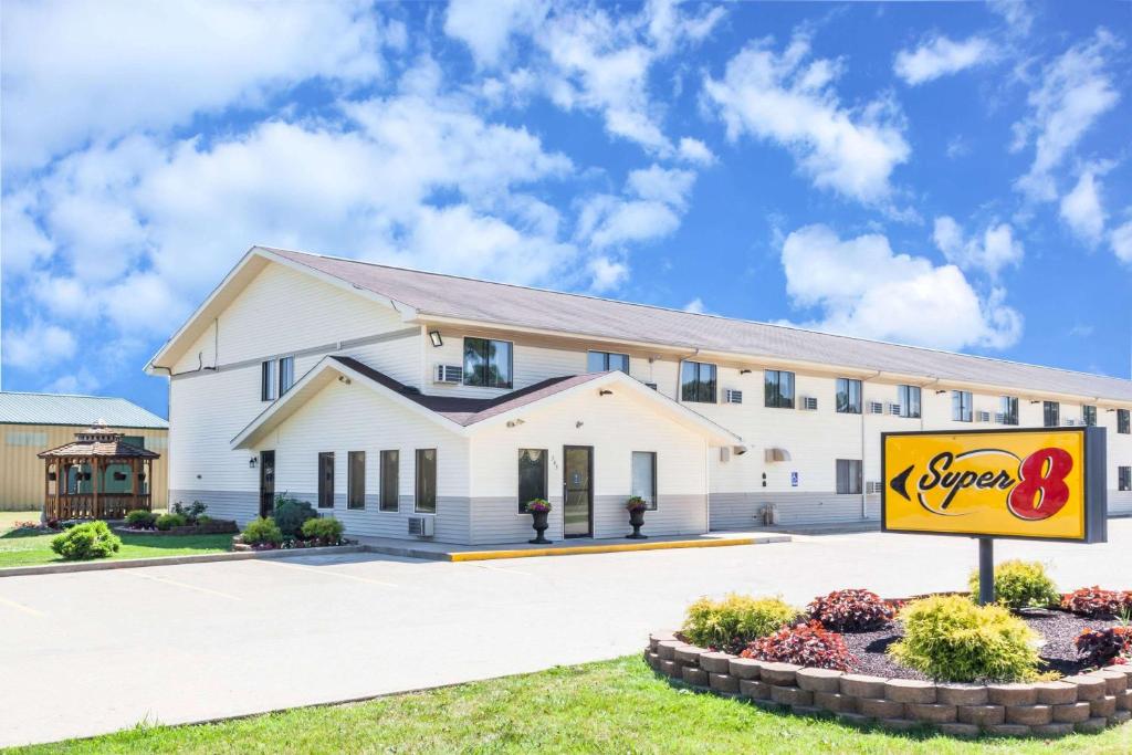 Elkhart Inn & Suites